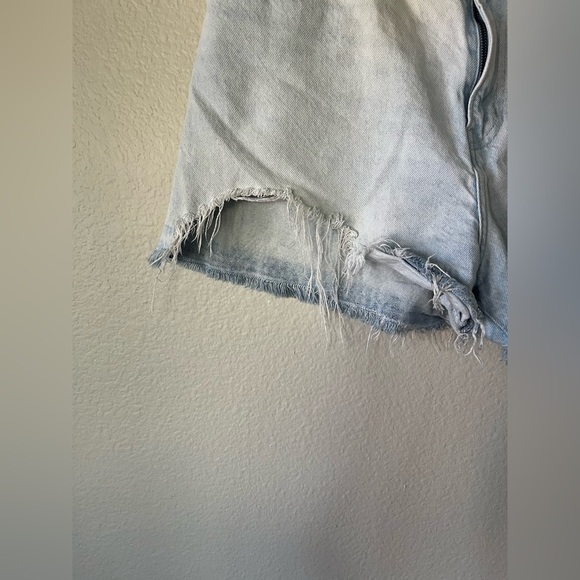 Levi’s Light Wash High Waisted Mom Distressed Jean Shorts Women’s Size 31/12 - Picture 6 of 14